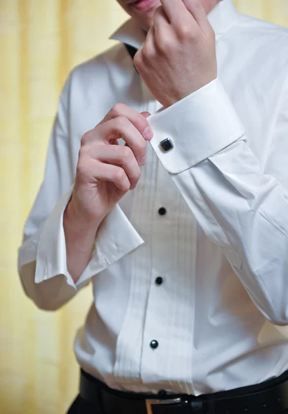 Close-up van elegantie bruidegom handen met cufflink — Stockfoto
