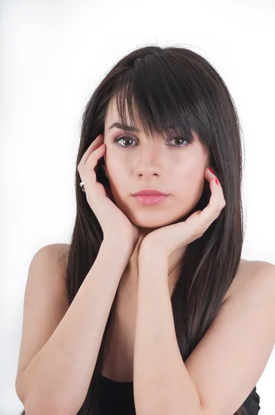 Retrato de la hermosa morena en un vestido negro —  Fotos de Stock