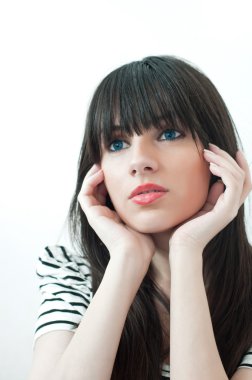 Beyaz arka planda güzel bir kadın modelin portresi