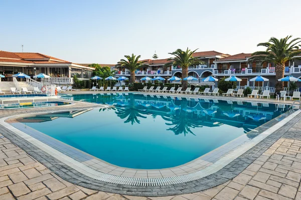 Luxusní bazén v tropické hotel v greece.chaise longue a bazén v hotel.swimming bazénu s palm trees.resort fondem v zakynthos — Stock fotografie