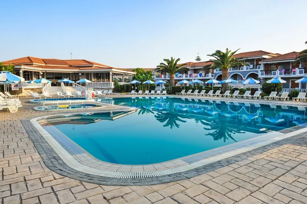 Luxus-Schwimmbad im tropischen Hotel in Griechenland. Chaiselongue und Schwimmbad in einem Hotel.Schwimmbad mit Palmen. Resort-Pool in Zakynthos — Stockfoto