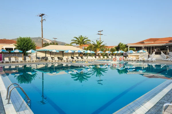 Luxusní bazén v tropické hotel v greece.chaise longue a bazén v hotel.swimming bazénu s palm trees.resort fondem v zakynthos — Stock fotografie