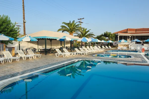 Luxus-Schwimmbad im tropischen Hotel in Griechenland. Chaiselongue und Schwimmbad in einem Hotel.Schwimmbad mit Palmen. Resort-Pool in Zakynthos — Stockfoto
