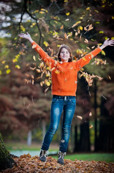 Porträtt av söt tonåring tjej i höst park .smiling glad tjej porträtt, hösten utomhus. — Stockfoto