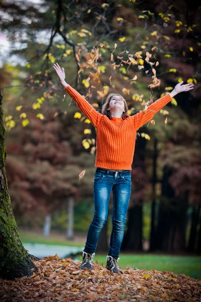 Całkiem teen dziewczyna w jesień park .smiling szczęśliwy dziewczyna portret, portret jesieni odkryty. — Zdjęcie stockowe