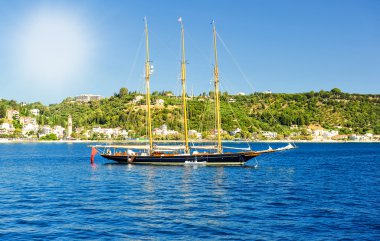eski uzun gemi yelken denizlere yelken kuruluyor background.pirate tarzı gemi kıyı ile altında mavi waters.tall gemisinde yelken