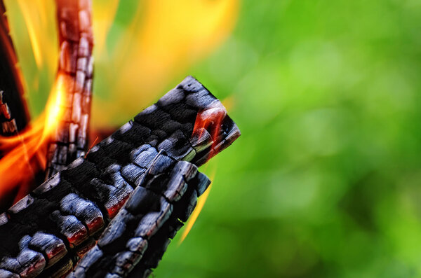 Пламя горит в барбекю стоя в красивом саду, как угли готовы для гриля массив мяса для обеда cookout .Burning древесины и угля в камине
 .
