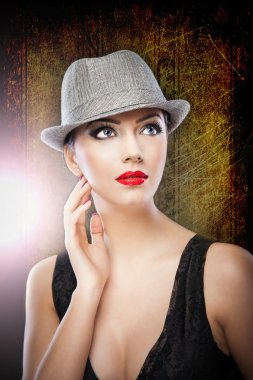 güzel bir kadın portresi. moda sanat photo.beautiful genç modelinde arka planda studio.elegant kadın portre şapka isolated.romantic beauty.retro stil giyen şapka