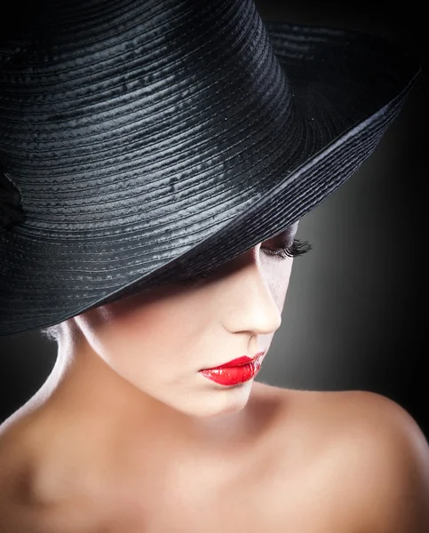 Bellissimo ritratto di donna. Moda arte photo.Beautiful giovane modello in cappello sullo sfondo in studio.elegant femminile ritratto indossando cappello isolato.Romantic Beauty.Retro Style — Foto Stock