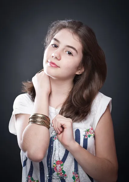 Retrato expressivo de menina bonita no estúdio. Menina adolescente bonita com cabelos longos e lisos, posando no background.Portrait de uma linda menina adolescente com longos cabelos encaracolados — Fotografia de Stock