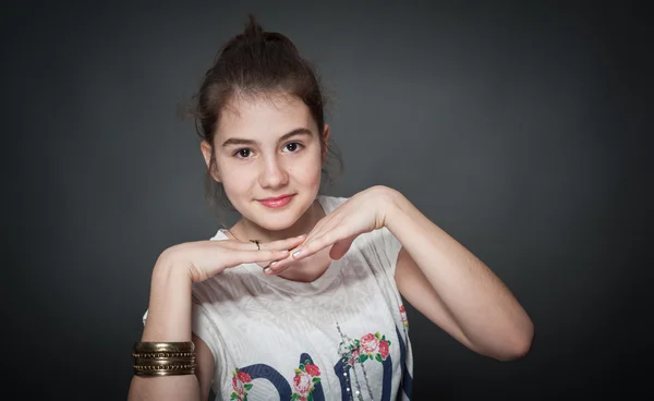 Vacker teen flicka med långa raka hår, poserar på background.portrait av en vacker tonåring flicka med långt lockigt hår — Stockfoto