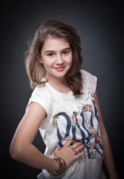 Vacker teen flicka med långa raka hår, poserar på background.portrait av en vacker tonåring flicka med långt lockigt hår — Stockfoto