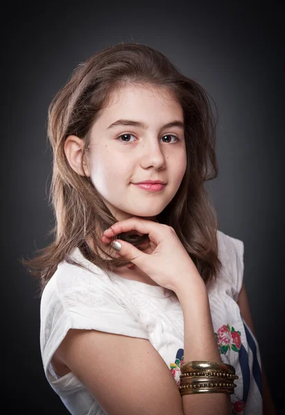 Mooie tiener meisje met lange rechte haren, die zich voordeed op background.portrait van een mooie tiener meisje met lange krullende haren — Stockfoto