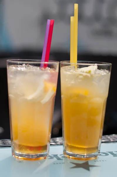 Dois copos com suco de laranja fresco e gelo — Fotografia de Stock