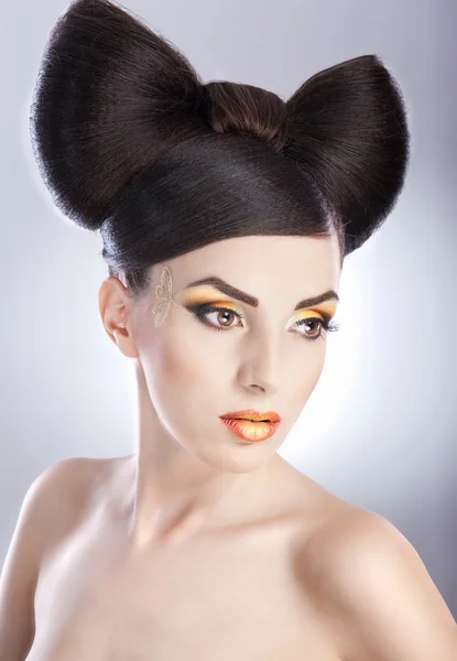 Detailní portrét mladé krásné bruneta žena s elegantní make-up a pásu ve tvaru hairstyle.close se portrét tvář krásná mladá žena a ramena. izolované na bílém pozadí. — Stock fotografie