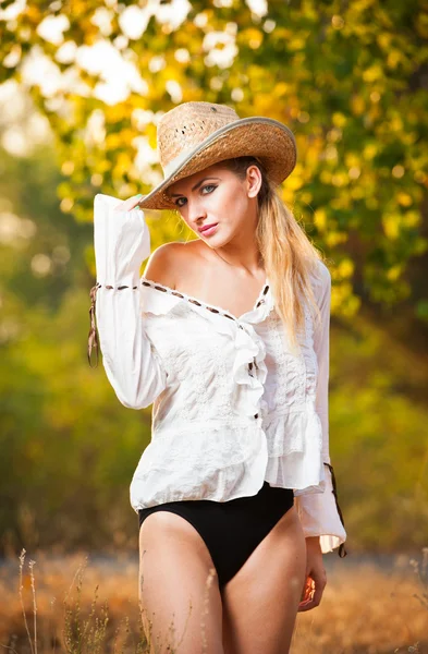 Mujer retrato de moda con sombrero y camisa blanca en el día de otoño.Mujer rubia muy linda al aire libre con un sombrero en un bosque de otoño.Joven chica rubia sensual —  Fotos de Stock