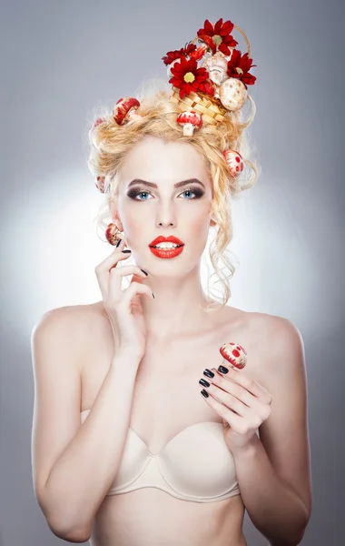 Attraktive blonde Mädchen mit modischer Frisur mit Pilzen. Weiblichkeit. Mode-Modell mit Pilzen in ihrem Haar.glamourös weiblich. Luxus-Frisur und Make-up — Stockfoto