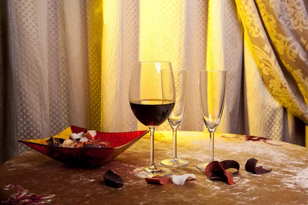 Two glasses of red wine on a table in a vintage room — Stock Photo, Image