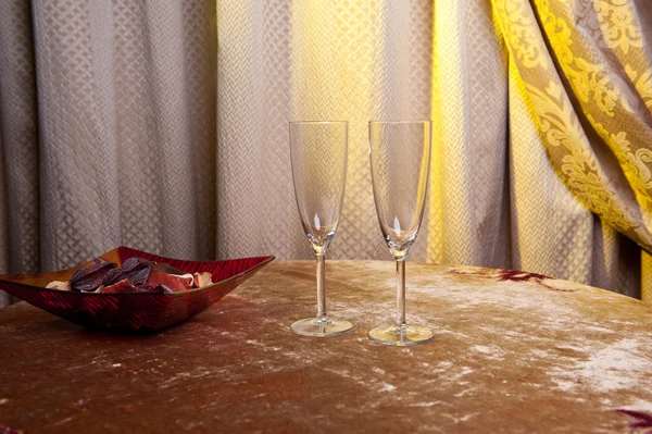 Iki bardak kırmızı şarap bir tabloda bir vintage odası — Stok fotoğraf