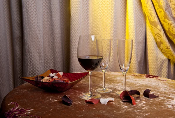 Dos copas de vino tinto sobre una mesa en una habitación vintage —  Fotos de Stock