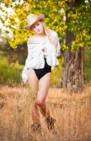 Mode Portret vrouw met hoed en witte shirt in de herfst day.very leuke blonde vrouw buiten met een hoed in een herfst forest.young sensuele blond meisje — Stockfoto