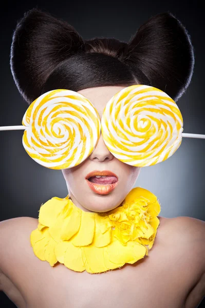 Hermosa chica con rodajas de limón como collar.Retrato de una mujer con naranjas como accesorios. Modelo de moda con alimentos creativos maquillaje vegetal. Mujer sensual con maquillaje de lujo y estilo de pelo —  Fotos de Stock