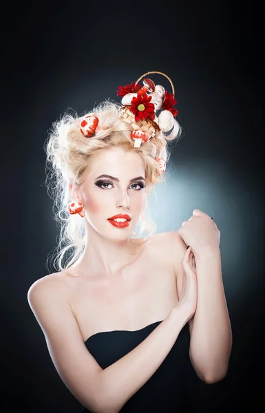 Attraente ragazza bionda con stile capelli alla moda con funghi. Lussureggiante. Femminilità. Moda modella con funghi nei capelli. Donna glamour. Coiffure di lusso e trucco — Foto Stock