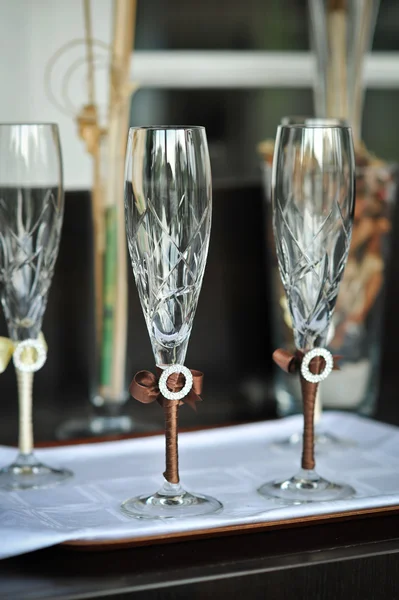 Dois copos de champanhe frio.Dois copos de casamento de noivo e noiva na mesa — Fotografia de Stock