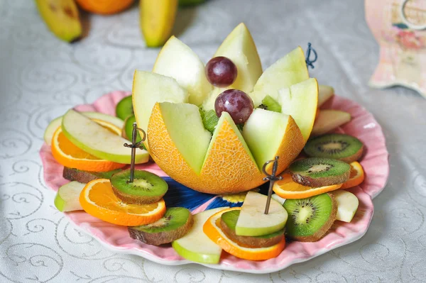 Çeşitli meyveler Meyve düzenleme .taze oyulmuş egzotik fruits.fresh meyve .assortment — Stok fotoğraf