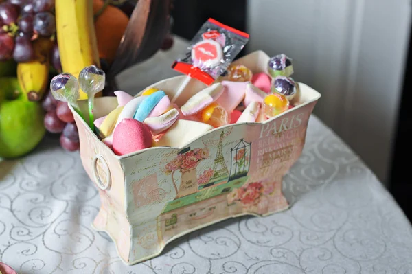 Schöne Hochzeit dekorative Box mit farbigen Bonbons und Lutschern — Stockfoto