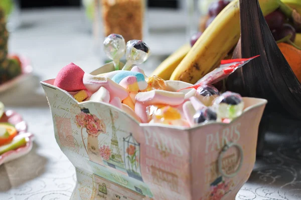 Caixa decorativa de casamento agradável com doces coloridos e pirulitos — Fotografia de Stock