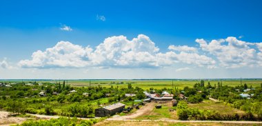 Romen kırsal manzara evleri kırsal village.group. güneşli yaz gün ve mavi sky.old kırsal house.romanian tarım arazisi ile mavi gökyüzü, yeşil meadows.grassland ve evleri