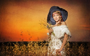 güneş doğarken sarı buğday alanı içinde beyaz outdoor.attractive Kadın kılığında field.romantic genç kadın kız background.portrait sunrise ile buğday alan üzerinde duran genç kadın.