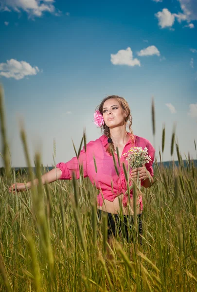 Jovem no campo de trigo dourado.Retrato de menina loira bonita com coroa de flores silvestres.Mulher bonita desfrutando de campo de margarida, menina bonita relaxante ao ar livre, conceito de harmonia . — Fotografia de Stock