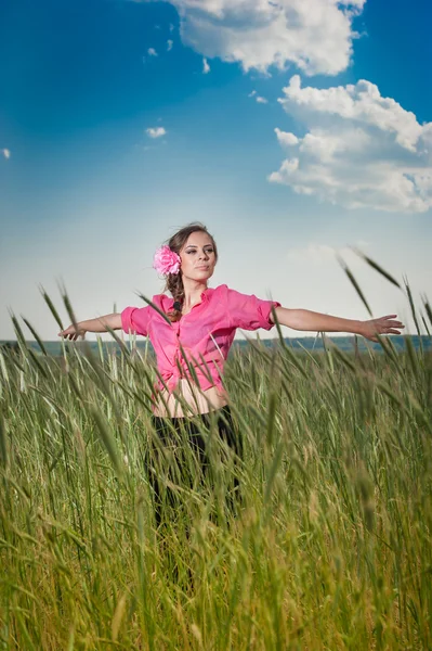 Девушка на поле из золотой пшеницы. Портрет красивой блондинки с венком из диких цветов. . — стоковое фото