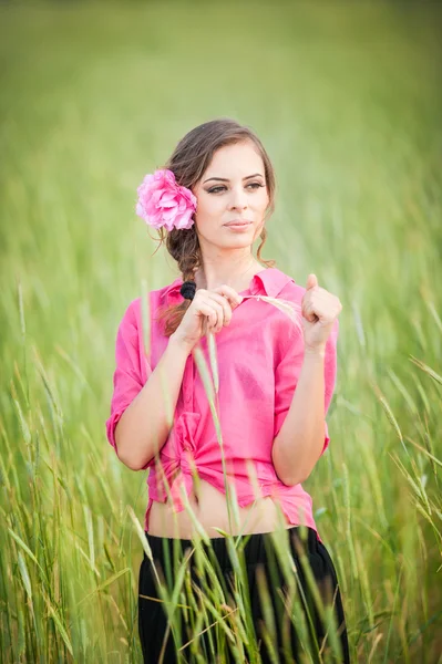 Ung flicka på gyllene vete field.portrait vacker blond tjej med krans av vilda flowers.beautiful kvinna njuter daisy fältet, söt flicka avkopplande utomhus, harmoni koncept. — Stockfoto