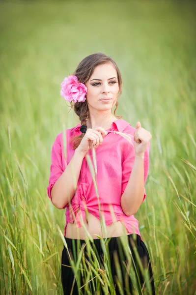 Young girl on golden wheat field.Portrait of beautiful blonde girl with wreath of wild flowers.Beautiful woman enjoying daisy field, pretty girl relaxing outdoor, harmony concept. — Stock Photo, Image