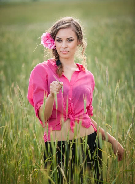 Jong meisje op gouden tarwe field.portrait van mooie blonde meisje met krans van wilde flowers.beautiful vrouw genieten van daisy veld, pretty girl ontspannen buiten, harmonie concept. — Stockfoto