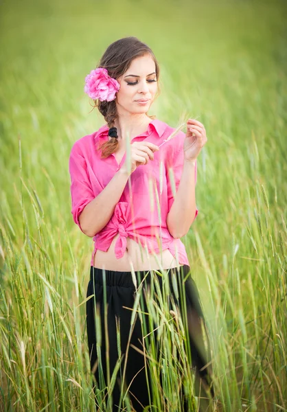 Ung pike på gullhvete. Portrett av vakker, blond jente med blomsterkrans. Vakker kvinne som nyter markene, vakker jente som slapper av utendørs, harmonisk konsept. . – stockfoto