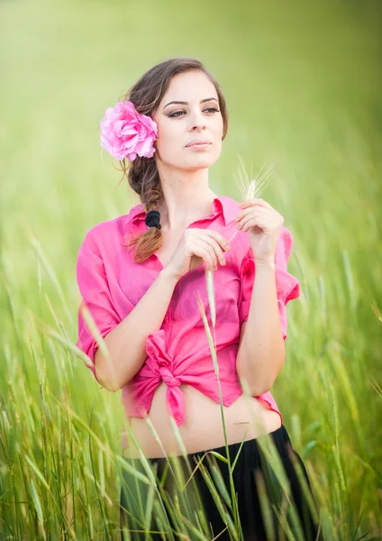 Jong meisje op gouden tarwe field.portrait van mooie blonde meisje met krans van wilde flowers.beautiful vrouw genieten van daisy veld, pretty girl ontspannen buiten, harmonie concept. — Stockfoto