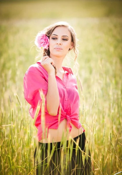 Jovem no campo de trigo dourado.Retrato de menina loira bonita com coroa de flores silvestres.Mulher bonita desfrutando de campo de margarida, menina bonita relaxante ao ar livre, conceito de harmonia . — Fotografia de Stock