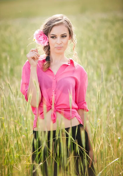 Mladá dívka na pšenice golden field.portrait krásná blondýnka s věncem divokých flowers.beautiful žena líbí daisy pole, hezká dívka relaxační venkovní, harmonie koncepce. — Stock fotografie