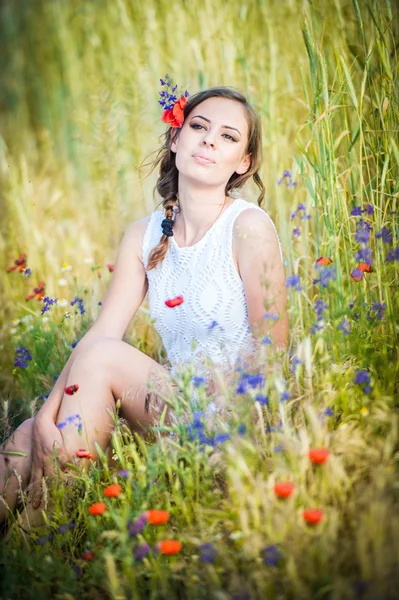 Chica joven en el campo de trigo dorado.Retrato de hermosa chica rubia con corona de flores silvestres.Hermosa mujer disfrutando del campo de margaritas, chica bonita relajante al aire libre, concepto de armonía —  Fotos de Stock