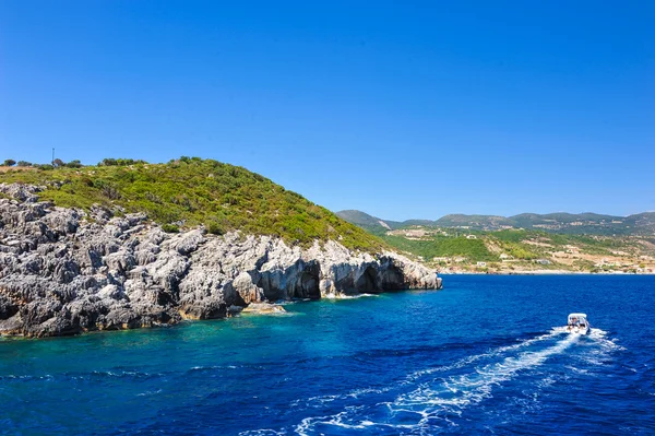 Pobřeží greece.view pobřeží ostrova zakynthos z moře. — Stock fotografie