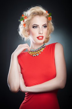 Kırmızı elbise .hairstyle - güzel seksi sarışın kadın erkek sanat portre ile roses.elegance. Kırmızı çiçekli hakiki doğal sarışın. saçında çiçekler güzel sarışın bir kadınla portresi.