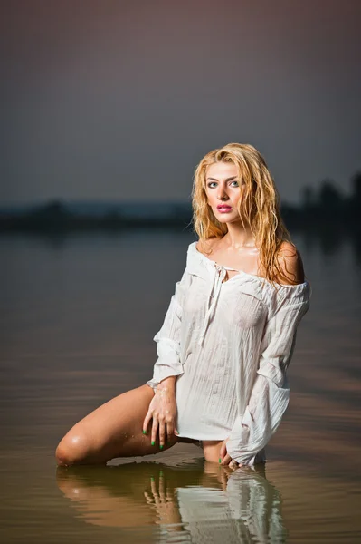 Sexy mujer rubia en lencería en un río de agua.Sexy joven mujer relajante en la playa.Joven, hermosa mujer en la noche nadar en el río.Hermosa mujer joven en un baño blanco en el río . —  Fotos de Stock