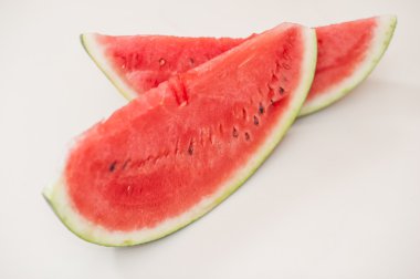 Beyaz arkaplanda karpuz dilimleri