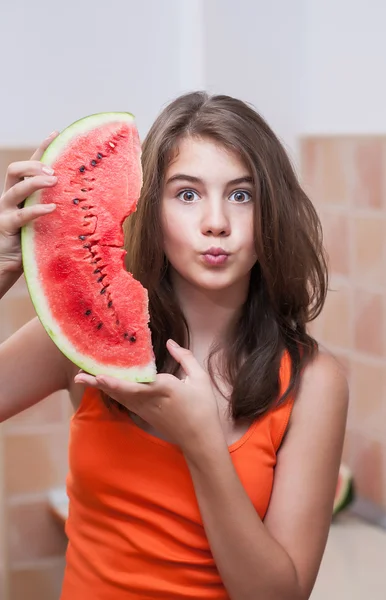 美しい十代の少女の赤い t シャツと鶏のスイカのスライスを保持して長い髪の 10 代の少女の watermelon.portrait を食べる新鮮なスイカ .young 女の子のスライス — ストック写真