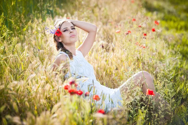 Genç kız vahşi flowers.beautiful kadın zevk papatya alan, çelenk ile altın buğday field.portrait güzel sarışın kızın güzel kızın rahatlatıcı açık, uyum kavramı — Stok fotoğraf