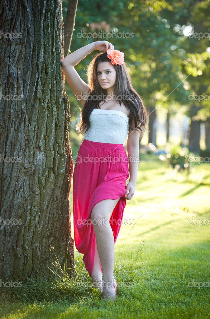 Девушка у дерева фото, красивые киски без одежды фото